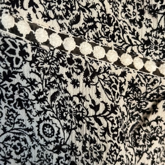 MAURICES Black/Ivory Floral Cold Shoulder Top, w/ Ivory Crochet Trim, Large, GUC - Picture 5 of 6